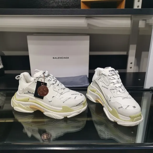 Balenciaga Triple S Tênis Chunky Brancos e Amarelo Pálido 5