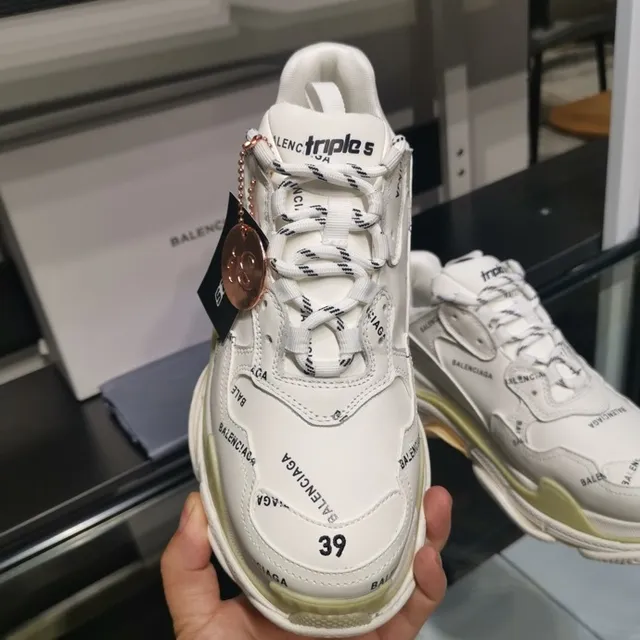 Balenciaga Triple S Tênis Chunky Brancos e Amarelo Pálido 6