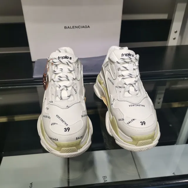 Balenciaga Triple S Tênis Chunky Brancos e Amarelo Pálido 7