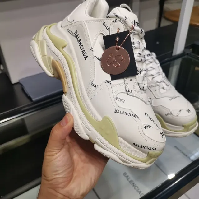 Balenciaga Triple S Tênis Chunky Brancos e Amarelo Pálido 8
