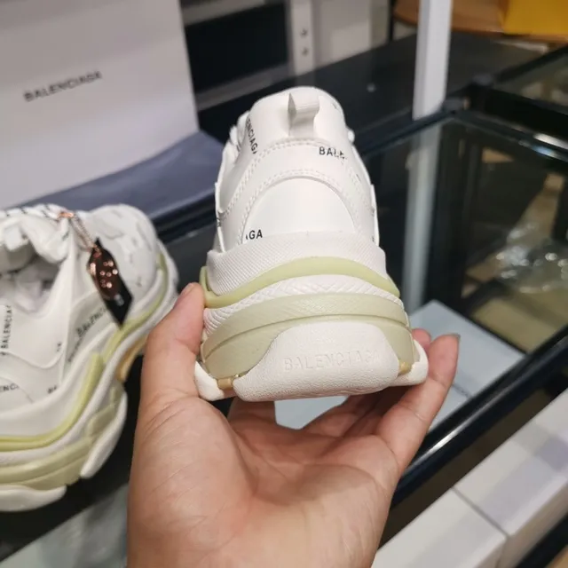 Balenciaga Triple S Tênis Chunky Brancos e Amarelo Pálido 9