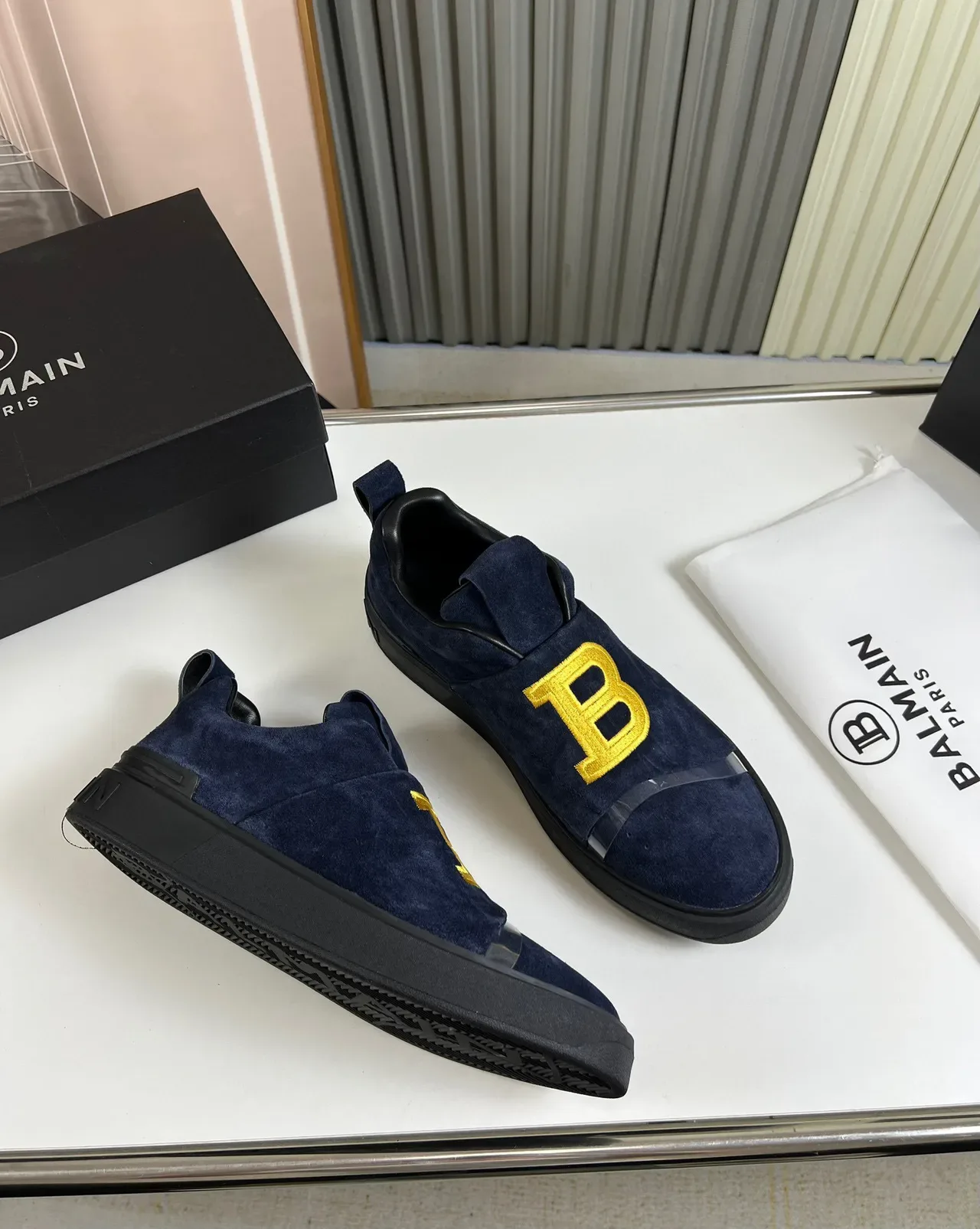 Balmain B-Court Daim Bleu Marine Logo Or Sneakers Lifestyle 5
