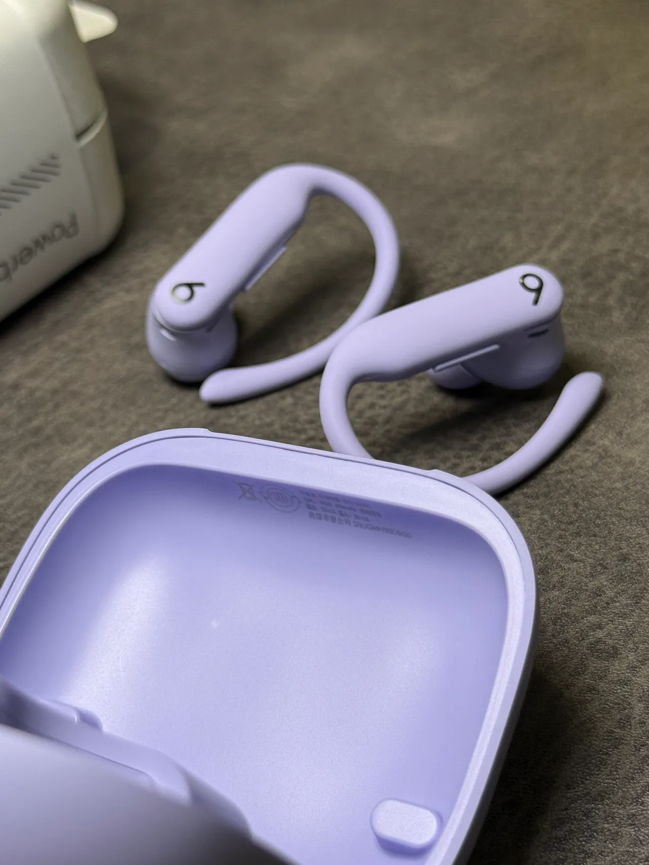 Beats Powerbeats Pro 2 Funda Compacta Cuadrada Púrpura Blanco Acabado Mate Lavanda TWS Auriculares 10