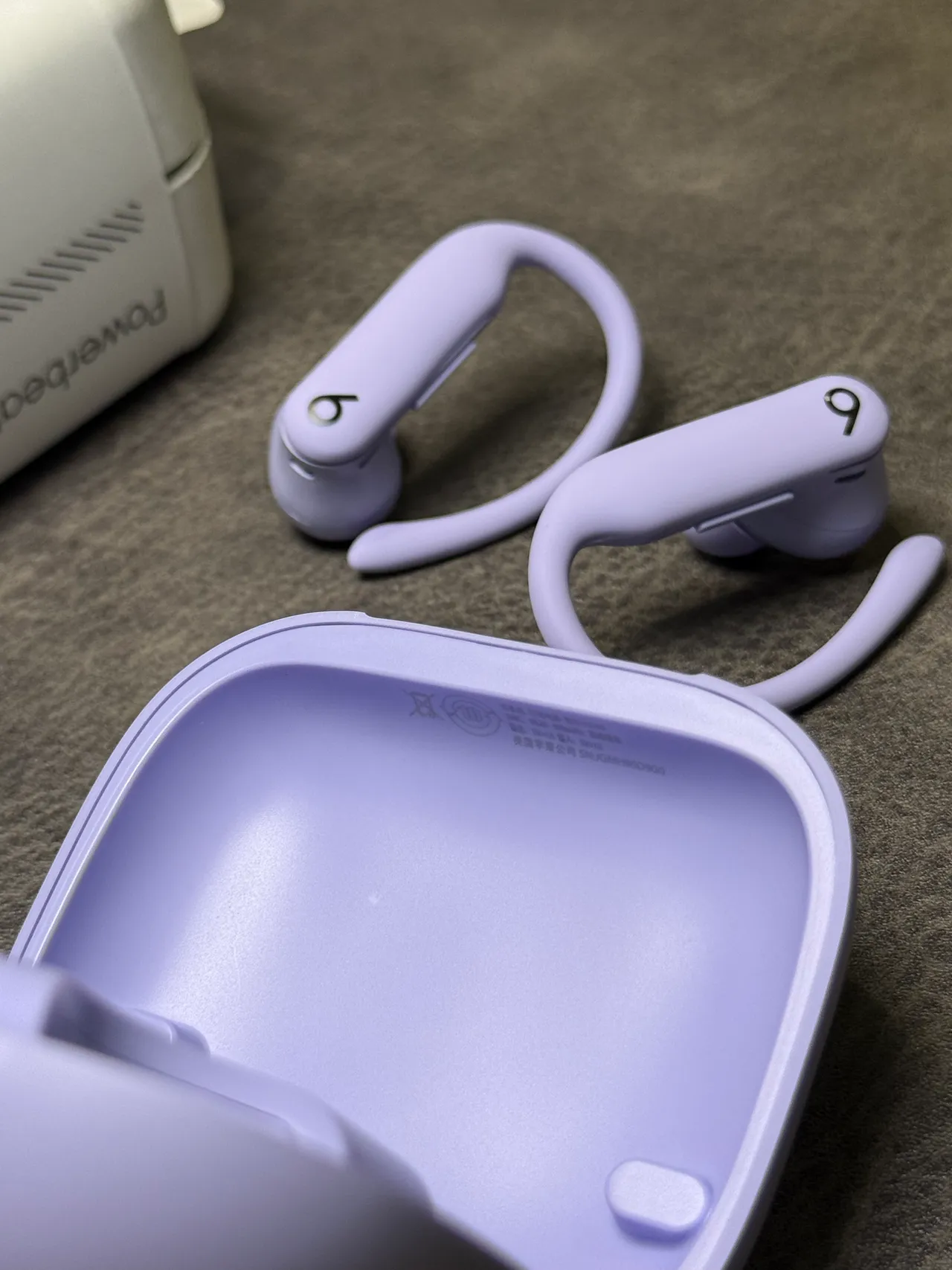 Beats Powerbeats Pro 2 Funda Compacta Cuadrada Púrpura Blanco Acabado Mate Lavanda TWS Auriculares 11