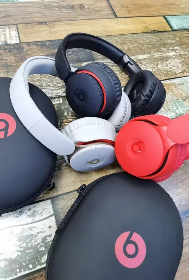 Beats Solo Pro Matte Black Over-Ear Headphones 10