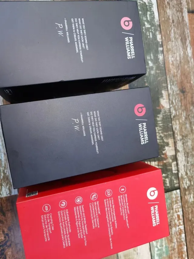 Beats Solo Pro Matte Black Over-Ear Headphones 14