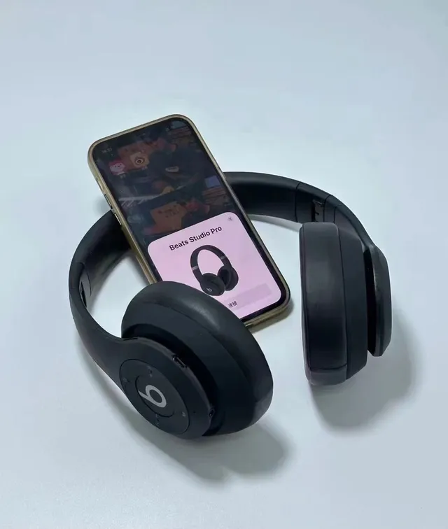 Beats Studio Pro Casque circumaural brun blanc mat, diadème métallique ajustable, supra-auriculaire 3