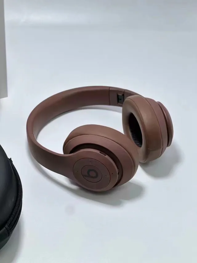 Beats Studio Pro Casque circumaural brun blanc mat, diadème métallique ajustable, supra-auriculaire 4