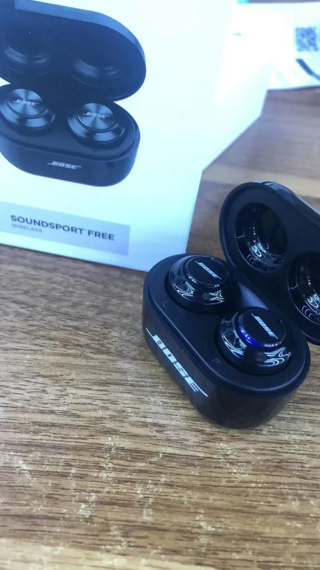 Bose SoundSport Free Black White Compact Oval Charging Case Matte Finish TWS Earbuds 6