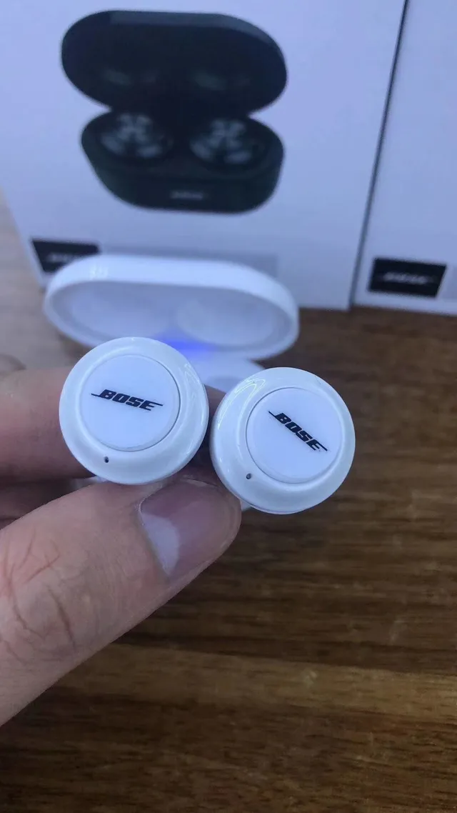 Bose SoundSport Free Black White Compact Oval Charging Case Matte Finish TWS Earbuds 8