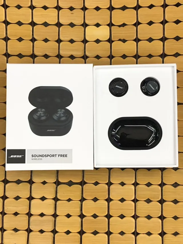 Bose SoundSport Free Black White Compact Oval Charging Case Matte Finish TWS Earbuds 9