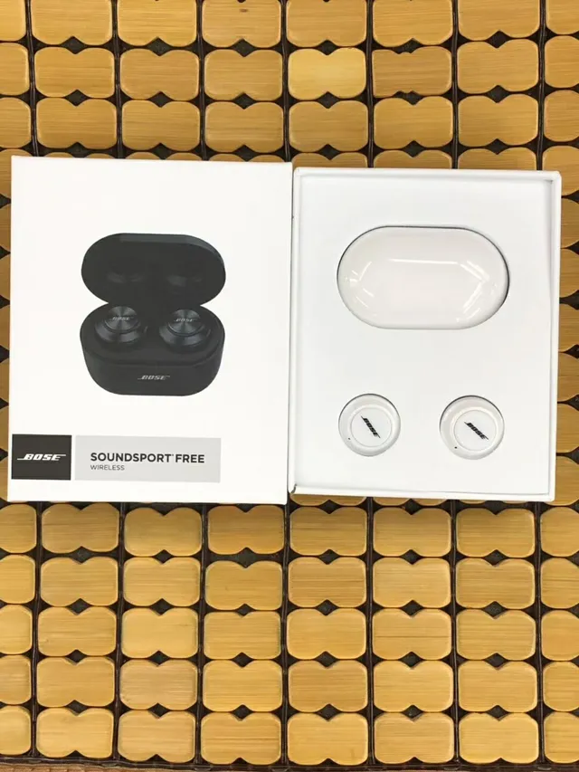 Bose SoundSport Free Black White Compact Oval Charging Case Matte Finish TWS Earbuds 10