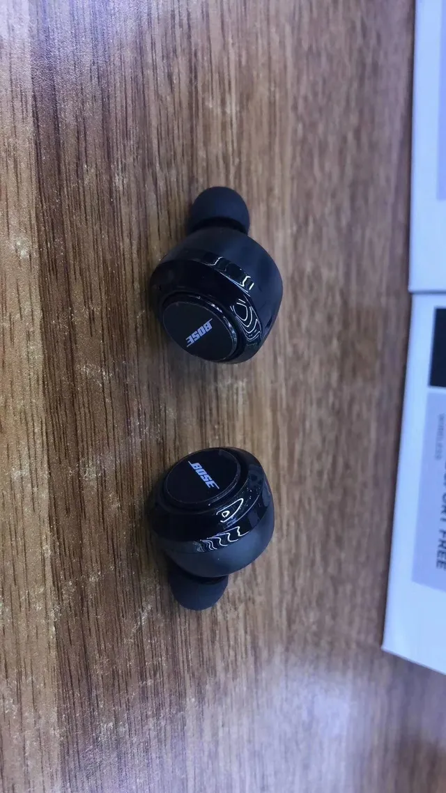Bose SoundSport Free Black White Compact Oval Charging Case Matte Finish TWS Earbuds 11
