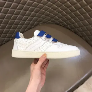 Bottega Veneta Cassette 白色和蓝色编织皮革生活方式运动鞋