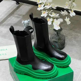 Bottega Veneta Le Cagole Black and Green Chelsea Boots