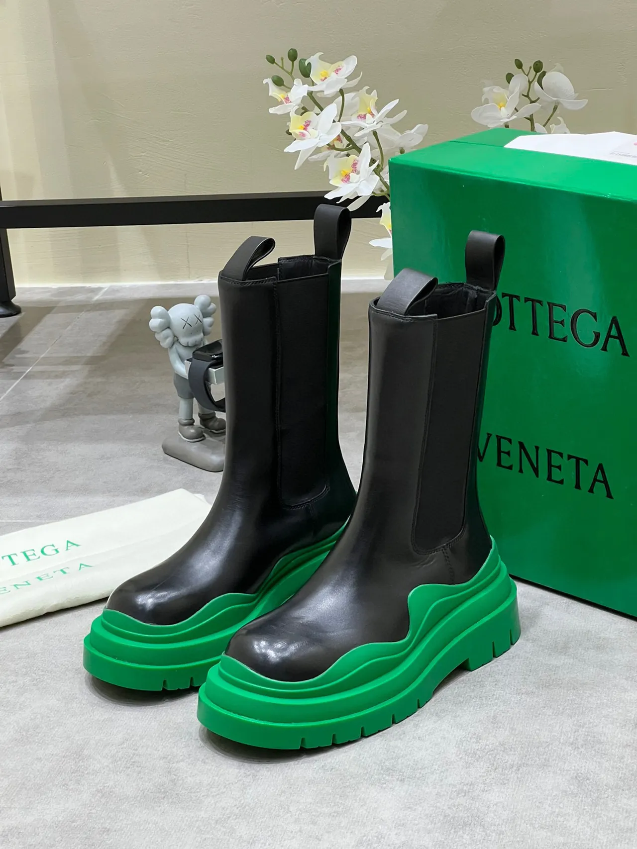 Bottega Veneta Le Cagole Black and Green Chelsea Boots 2