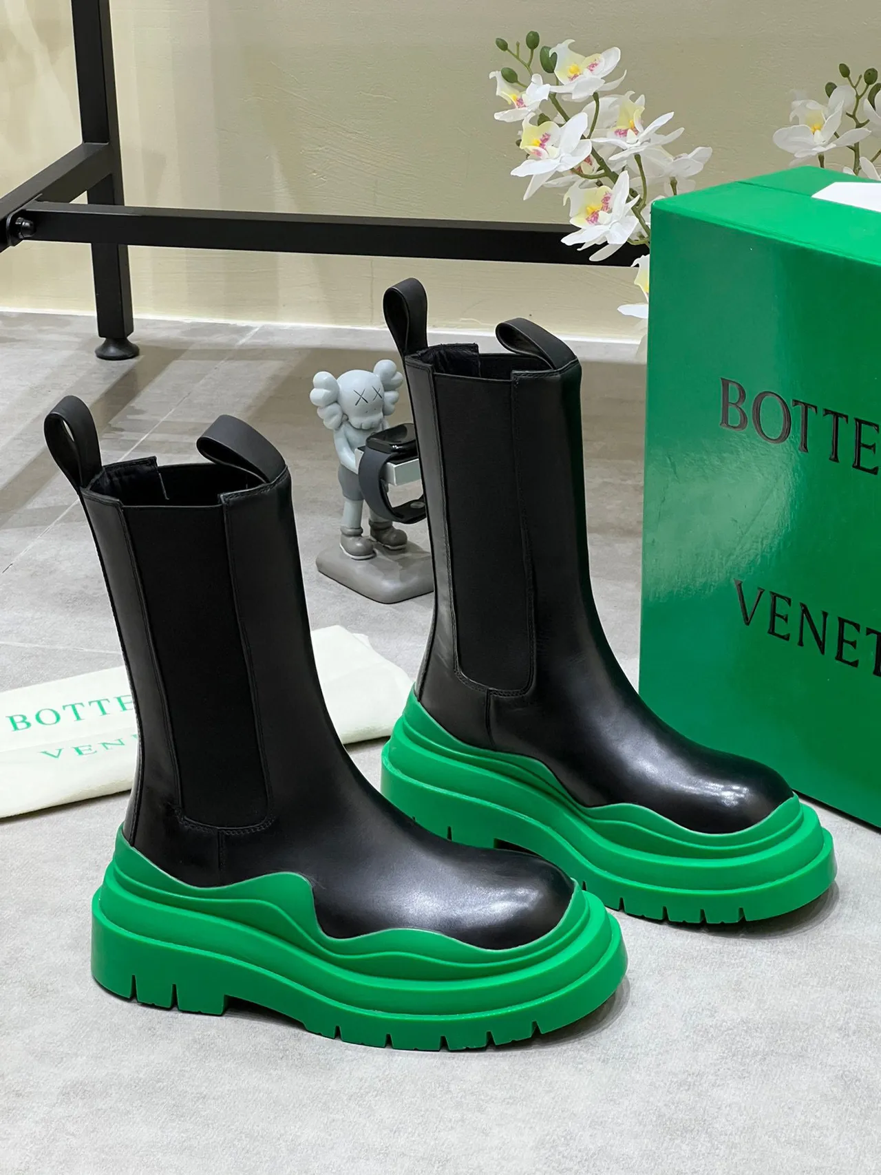 Bottega Veneta Le Cagole Black and Green Chelsea Boots 3