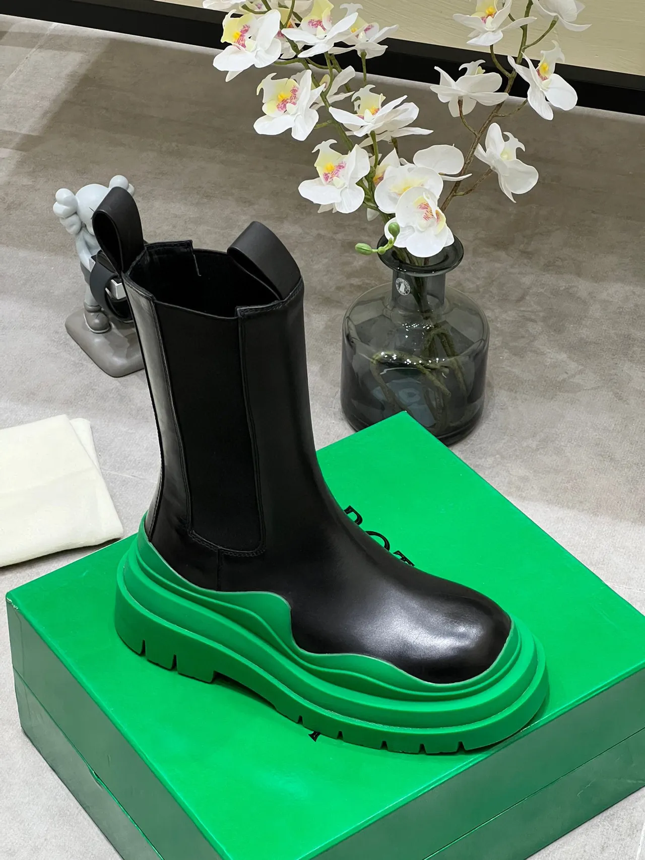 Bottega Veneta Le Cagole Black and Green Chelsea Boots 4