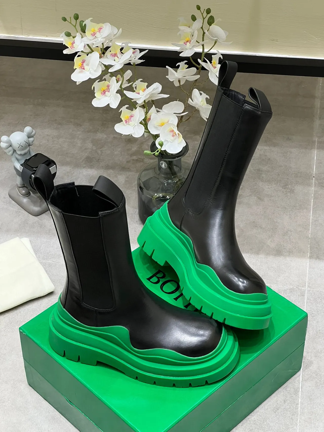 Bottega Veneta Le Cagole Black and Green Chelsea Boots 5