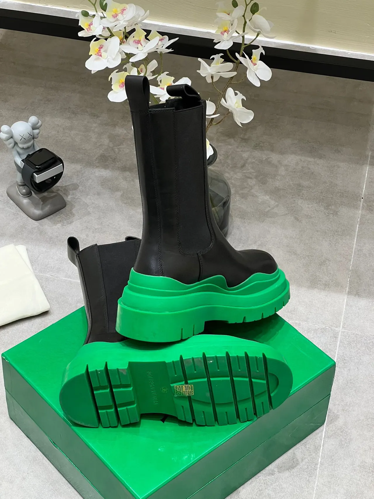 Bottega Veneta Le Cagole Black and Green Chelsea Boots 6