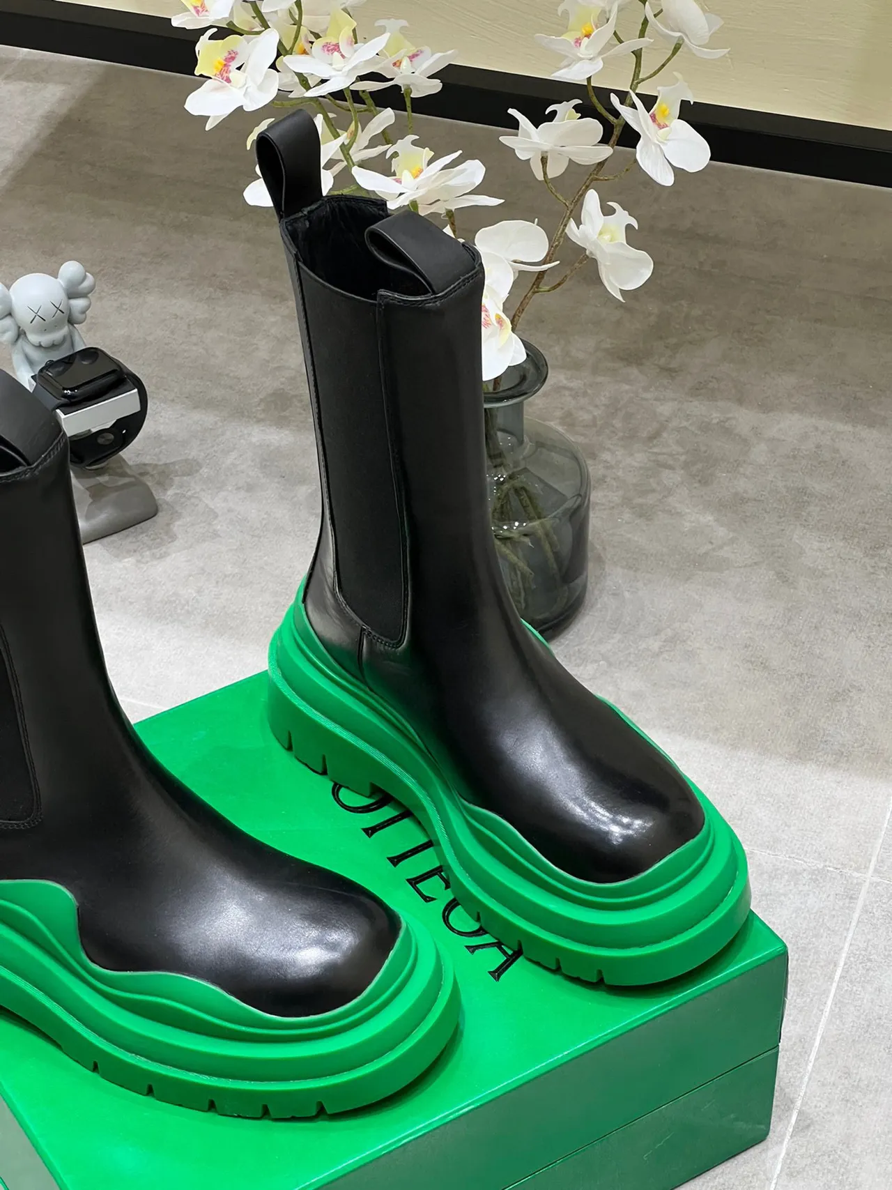 Bottega Veneta Le Cagole Black and Green Chelsea Boots 7