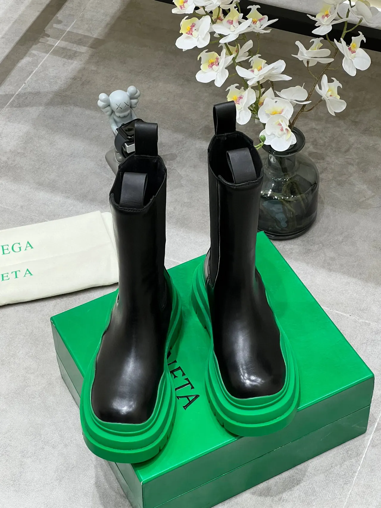 Bottega Veneta Le Cagole Black and Green Chelsea Boots 8