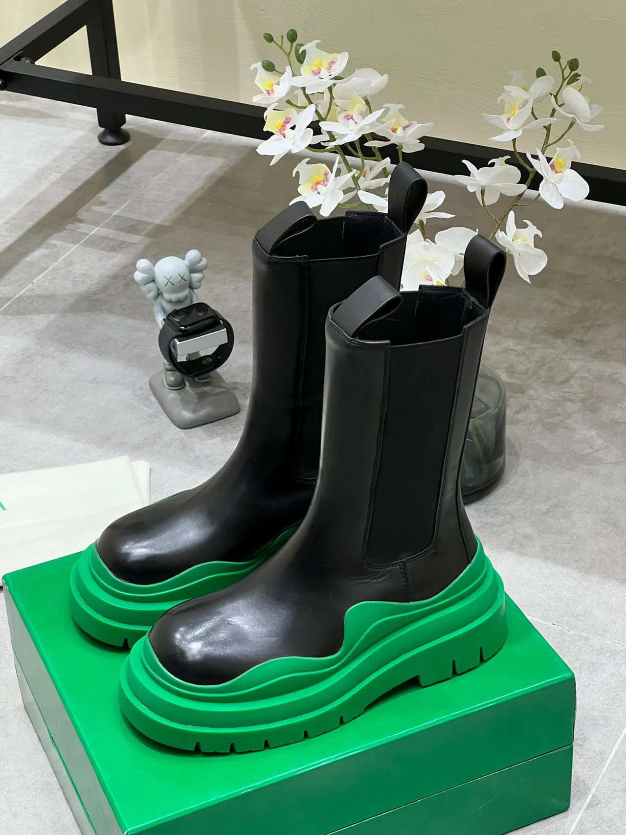 Bottega Veneta Le Cagole Black and Green Chelsea Boots 9