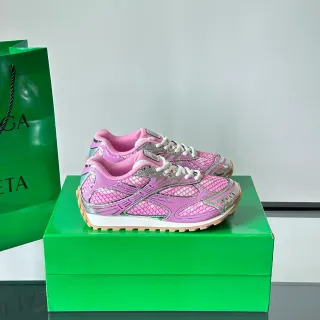 Bottega Veneta 粉色鱼网网眼和银色叠层生活方式运动鞋