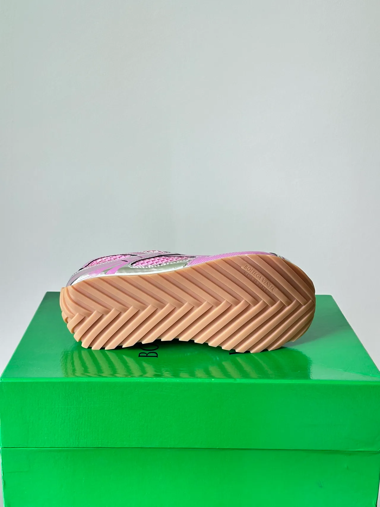 Bottega Veneta Sneakers lifestyle en maille filet rose et superposition argent 2