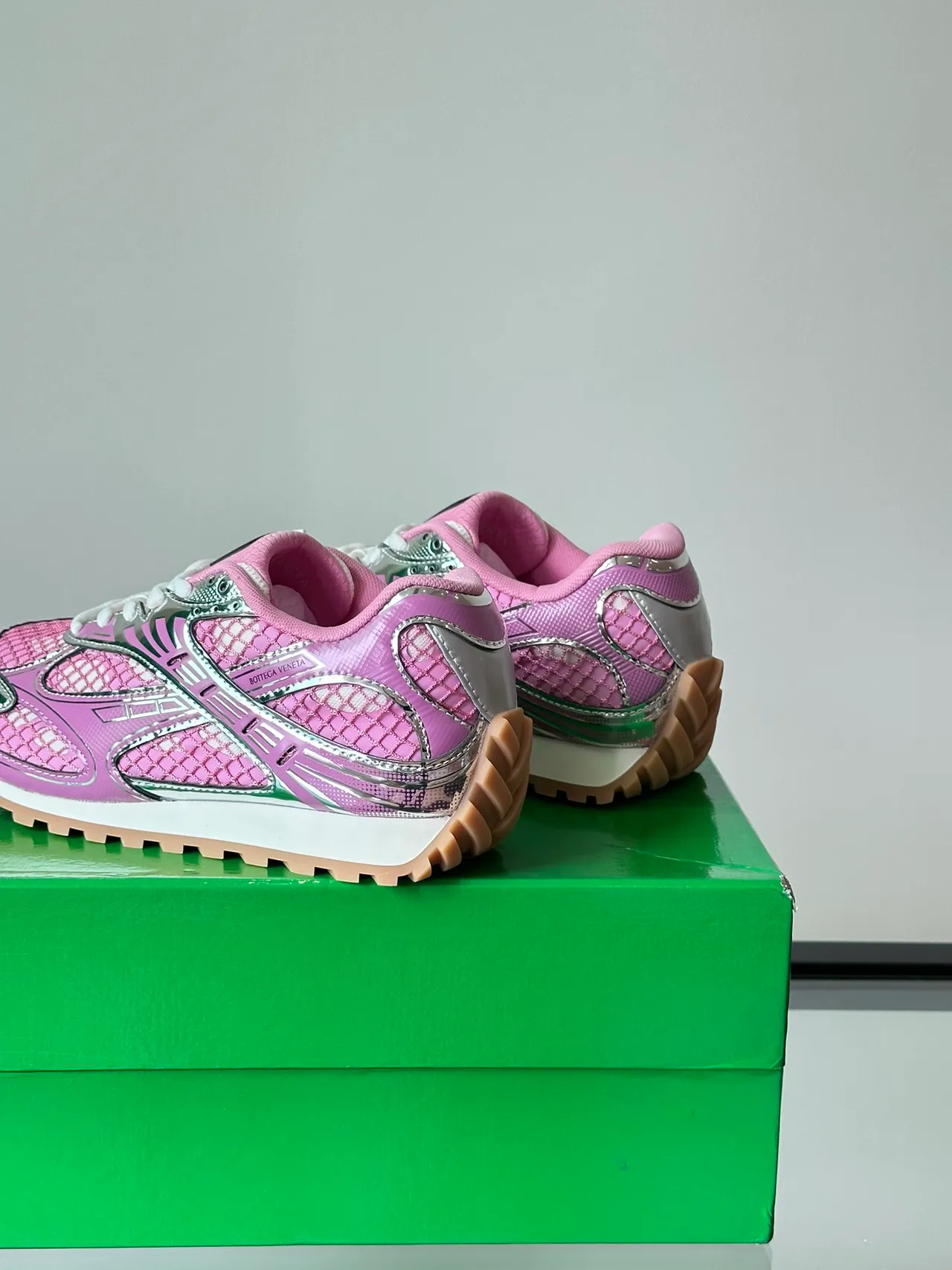 Bottega Veneta Sneakers lifestyle en maille filet rose et superposition argent 3