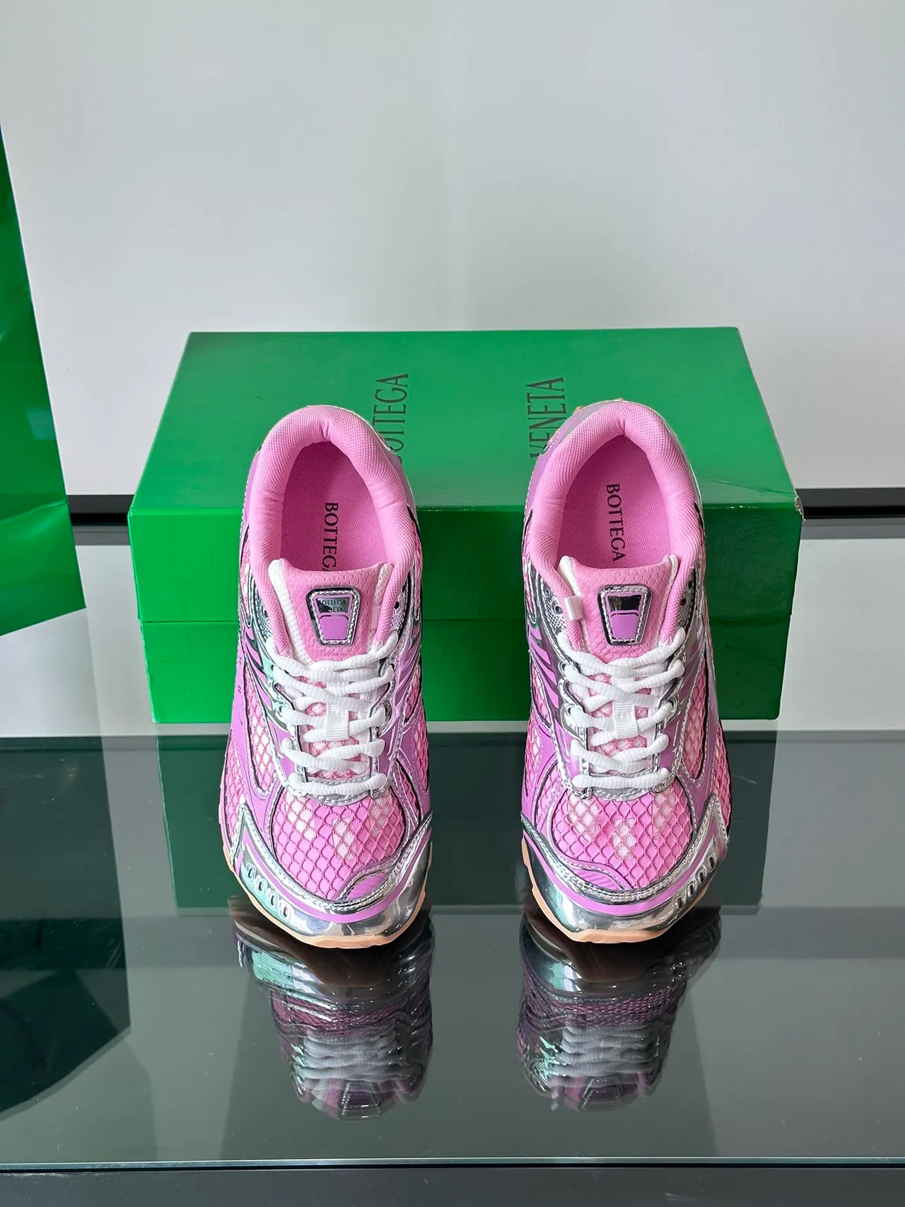 Bottega Veneta Sneakers lifestyle en maille filet rose et superposition argent 4