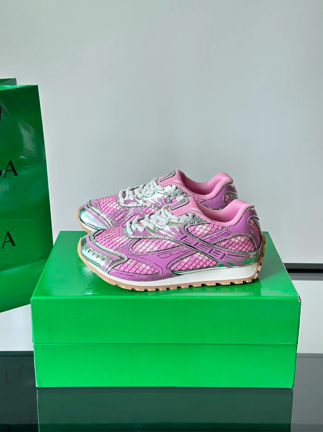 Bottega Veneta Sneakers lifestyle en maille filet rose et superposition argent 5