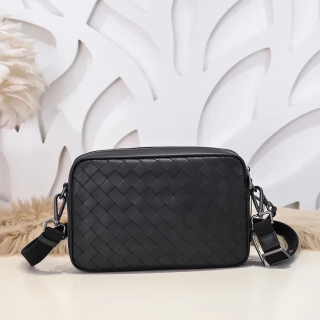 Bottega Veneta The Pouch Noir Intrecciato Cuir Tissé Sac Messager 2