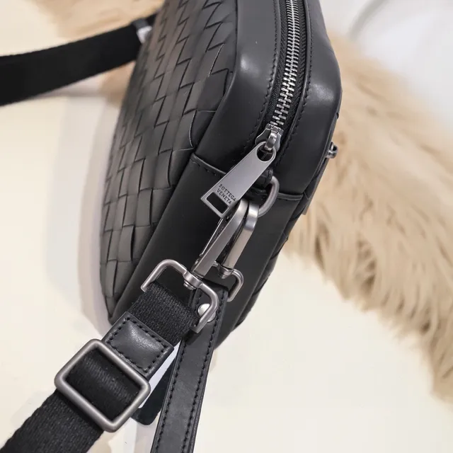 Bottega Veneta The Pouch Noir Intrecciato Cuir Tissé Sac Messager 4