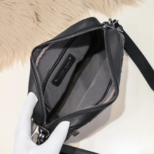 Bottega Veneta The Pouch Noir Intrecciato Cuir Tissé Sac Messager 6