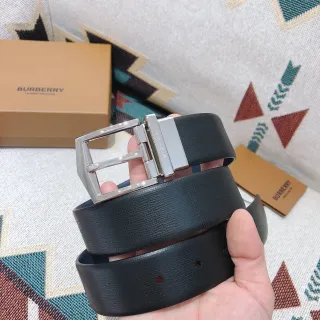 Burberry কালো রূপালী দ্বিমুখী বাকেল টেক্সচার্ড লেদার बेल्ट