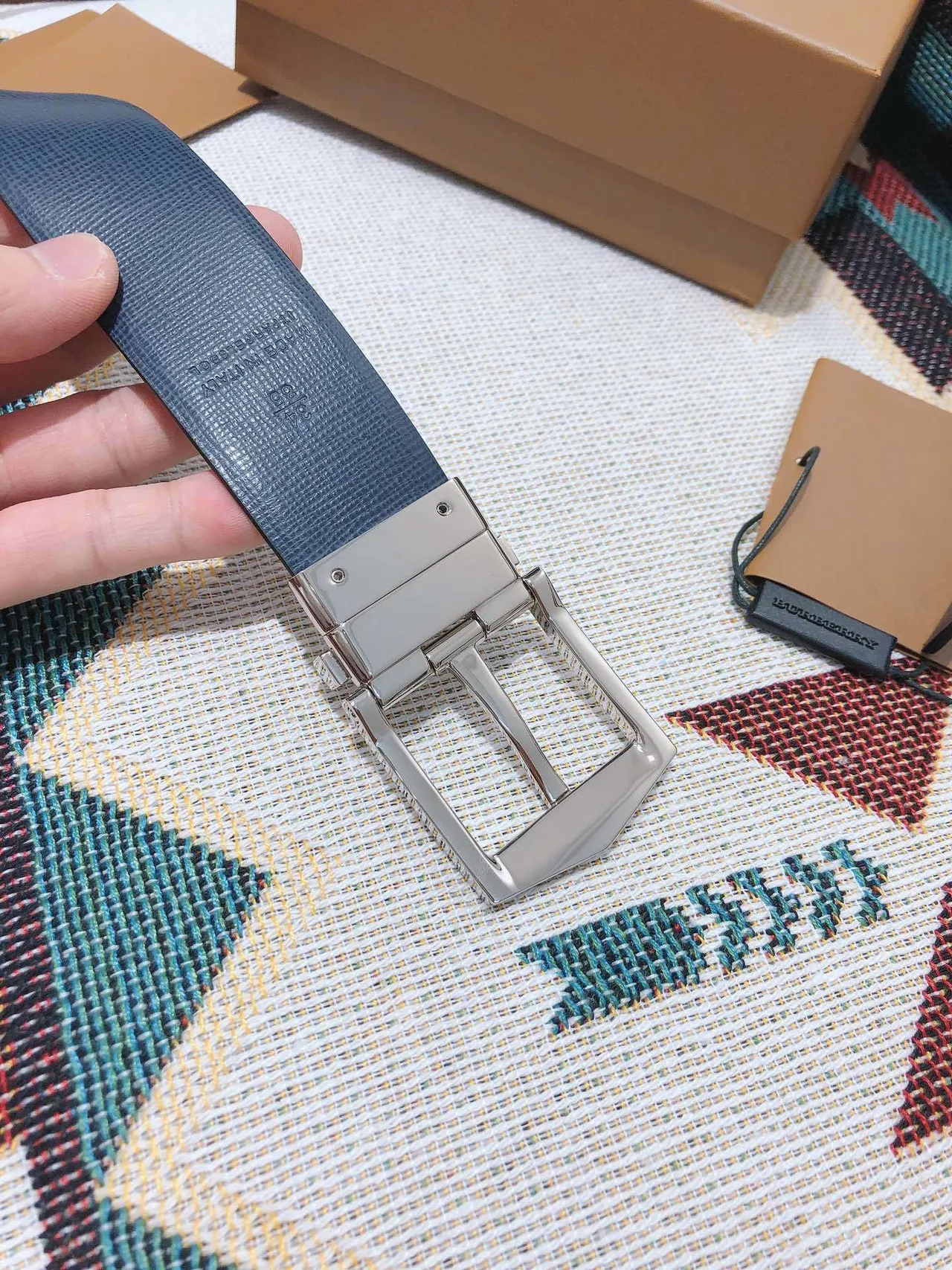 Burberry Ceinture en cuir texturé à boucle réversible noire et argent 2