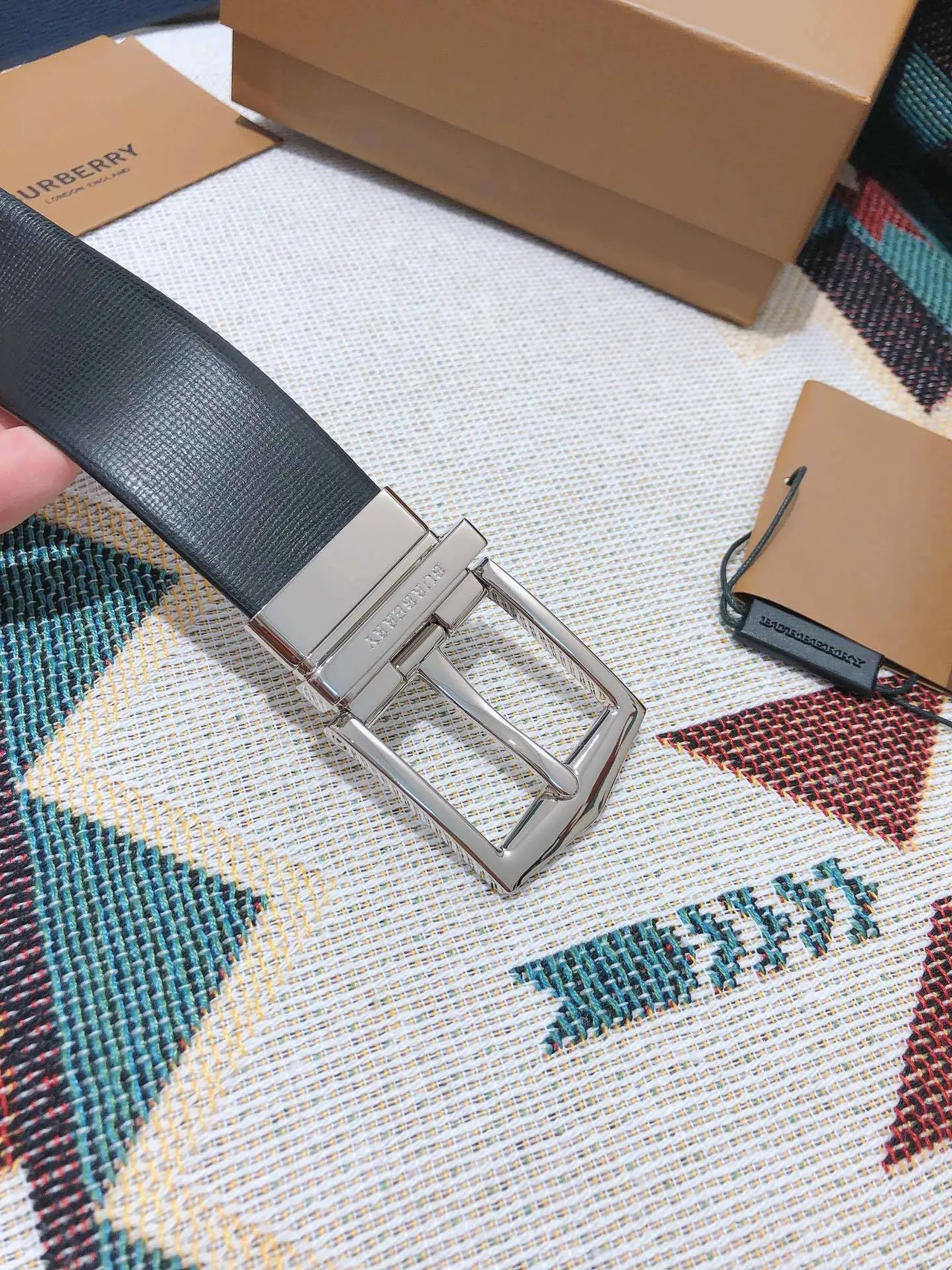 Burberry Ceinture en cuir texturé à boucle réversible noire et argent 3