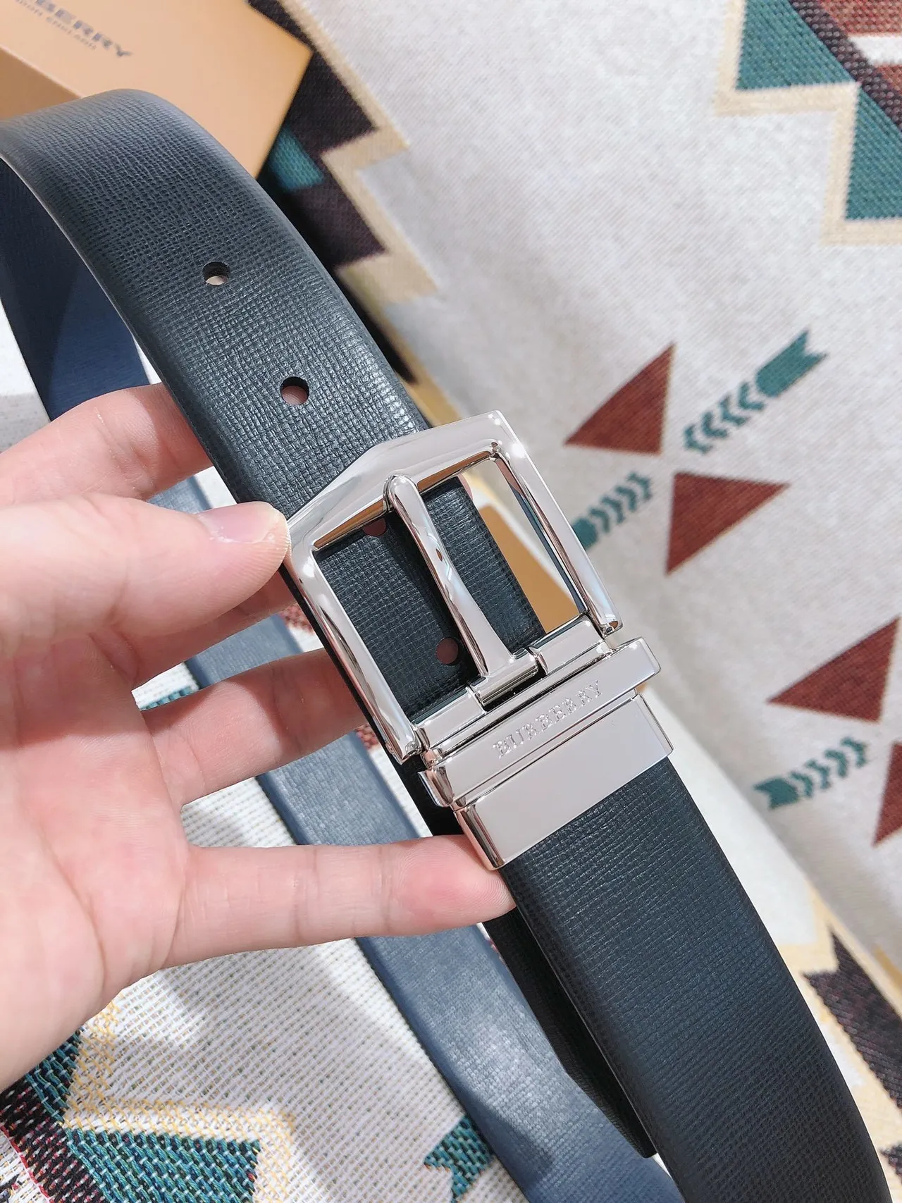 Burberry Ceinture en cuir texturé à boucle réversible noire et argent 4