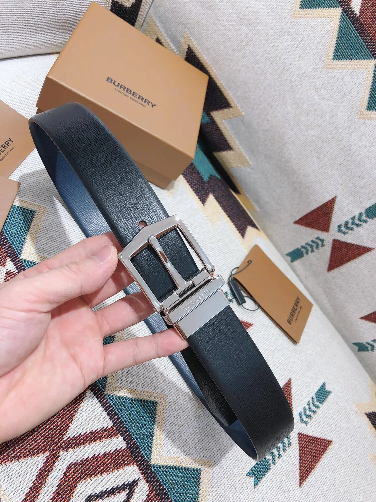 Burberry Ceinture en cuir texturé à boucle réversible noire et argent 5