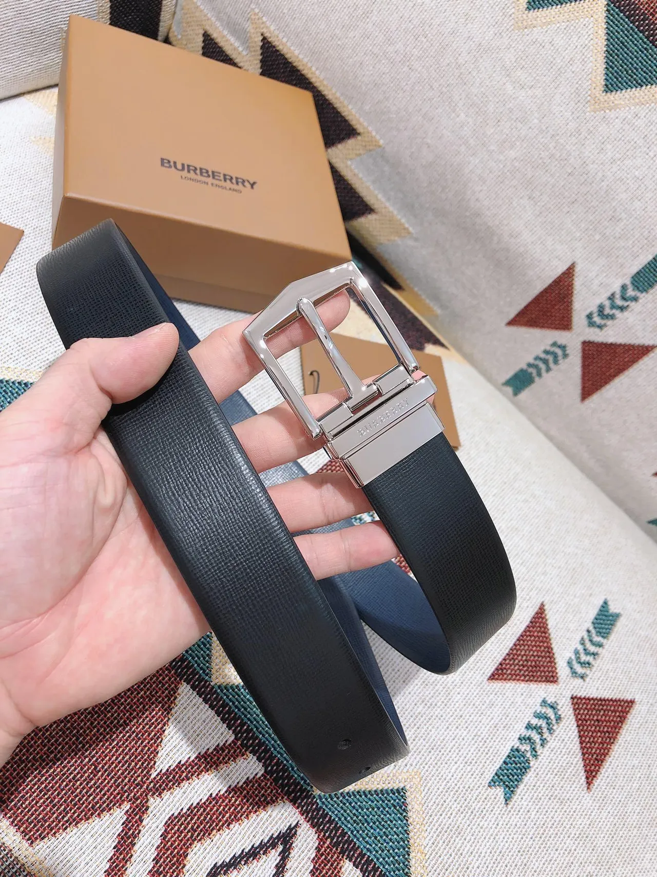 Burberry Ceinture en cuir texturé à boucle réversible noire et argent 6
