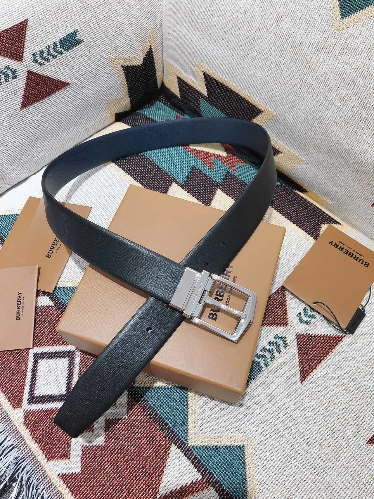 Burberry Ceinture en cuir texturé à boucle réversible noire et argent 7
