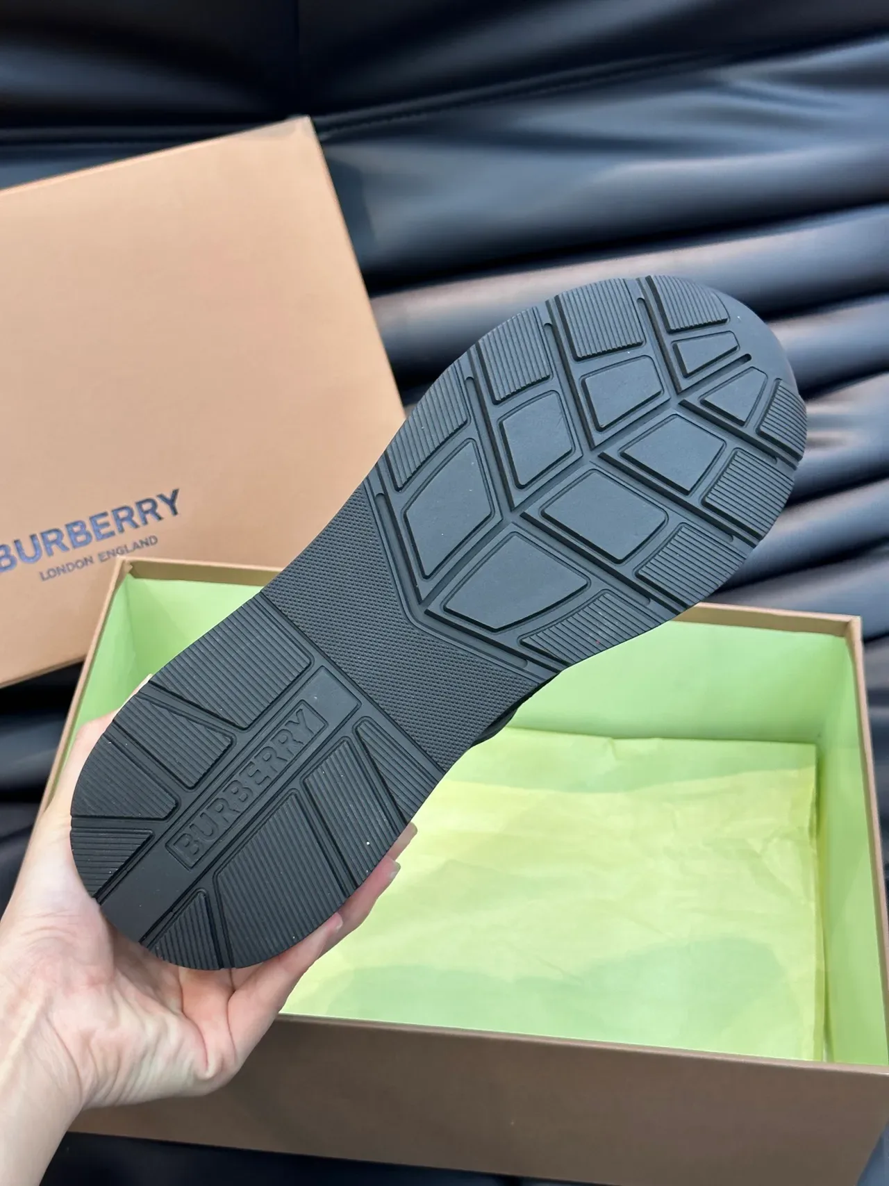 Burberry Noir et Blanc Sneakers Chunky en daim et synthétique layeré avec logo embossé sur le côté 2