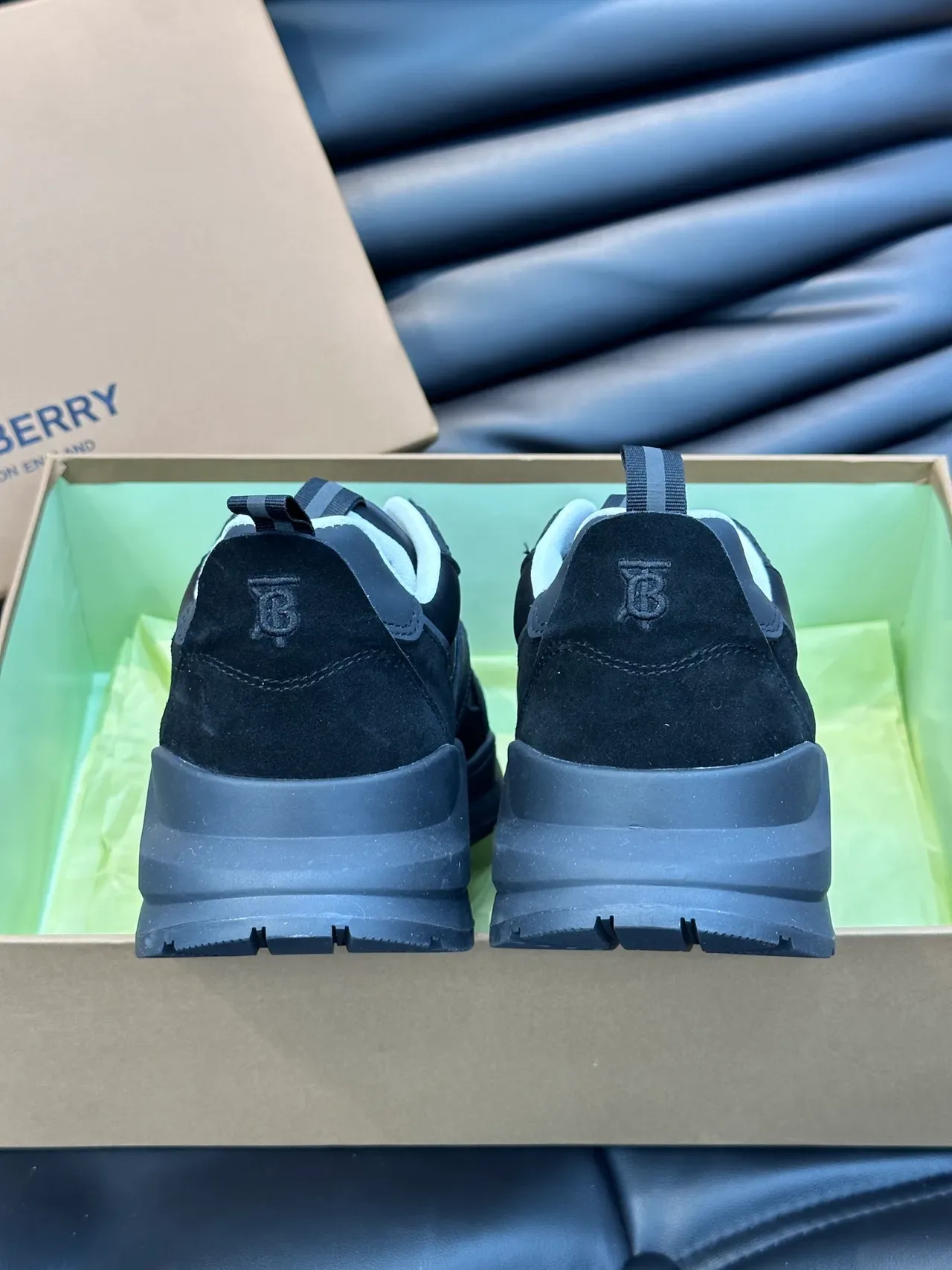 Burberry Noir et Blanc Sneakers Chunky en daim et synthétique layeré avec logo embossé sur le côté 3