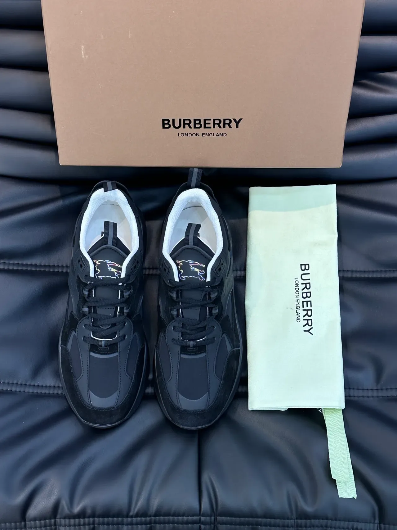 Burberry Noir et Blanc Sneakers Chunky en daim et synthétique layeré avec logo embossé sur le côté 4