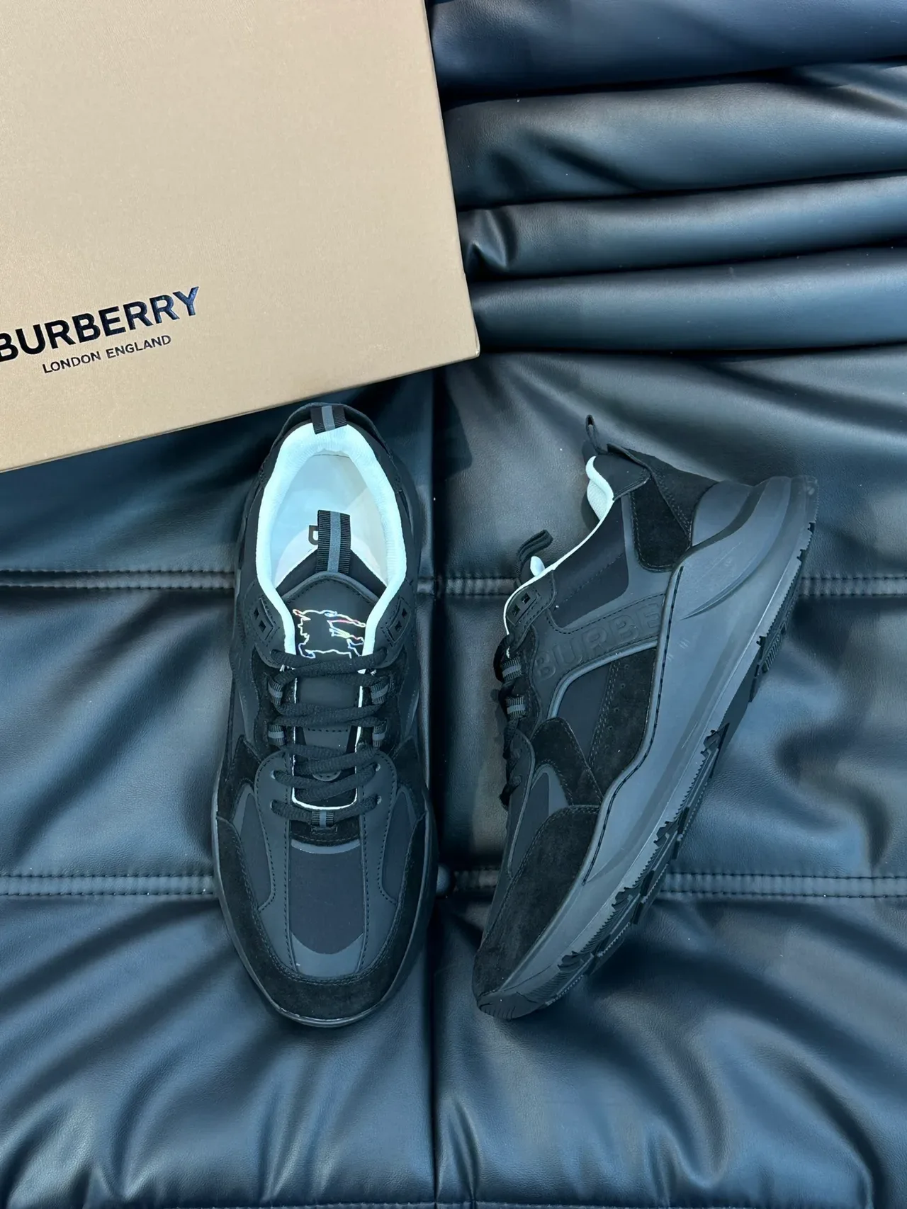 Burberry Noir et Blanc Sneakers Chunky en daim et synthétique layeré avec logo embossé sur le côté 5
