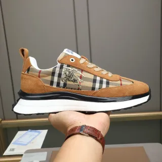 Burberry বাদামী বেজ স্যুড এবং চেক কাপড় উপরের অংশ ইকুয়েস্ট্রিয়ান নাইট এমব্রয়ডারি লাইফস্টাইল স্নিকার্স