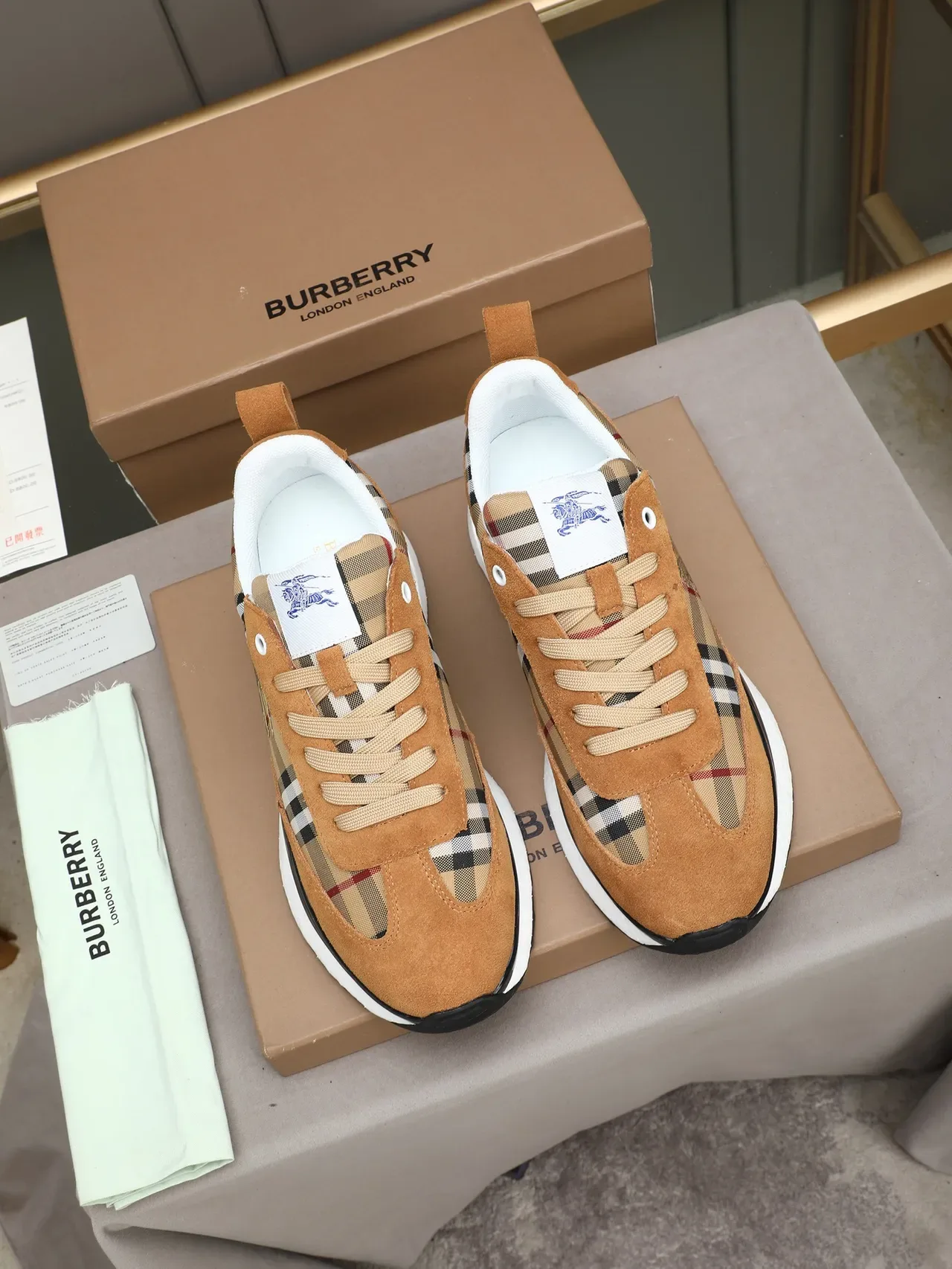Burberry বাদামী বেজ স্যুড এবং চেক কাপড় উপরের অংশ ইকুয়েস্ট্রিয়ান নাইট এমব্রয়ডারি লাইফস্টাইল স্নিকার্স 2