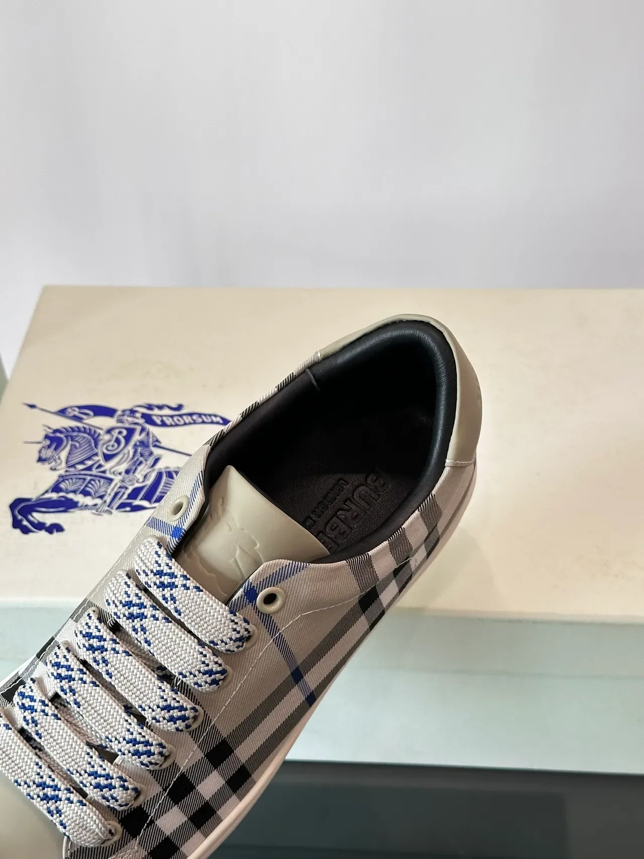 Burberry 米色格纹生活休闲鞋 3
