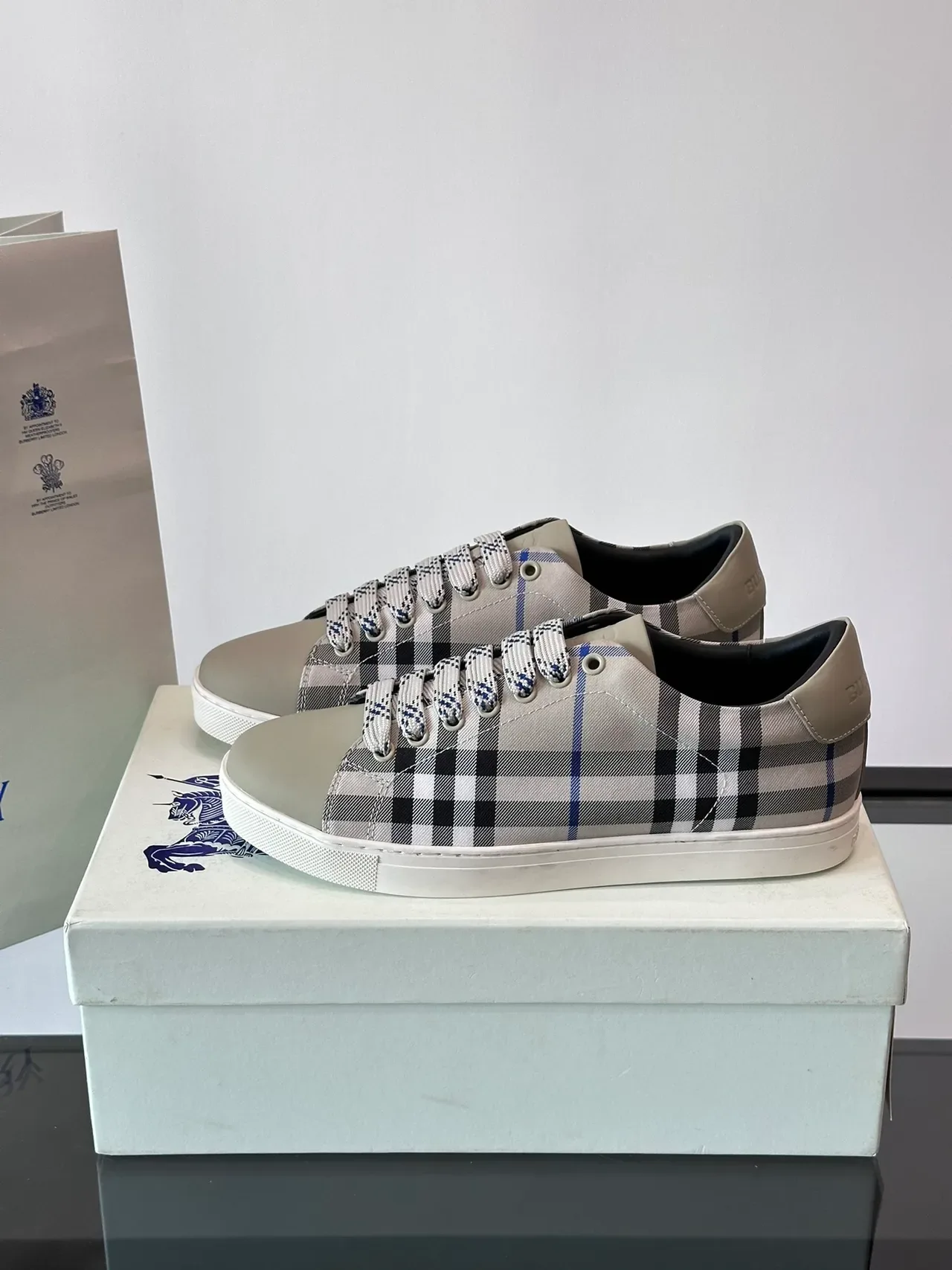 Burberry 米色格纹生活休闲鞋 4